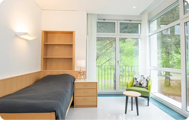 Schlafzimmer mit grossem Fenster