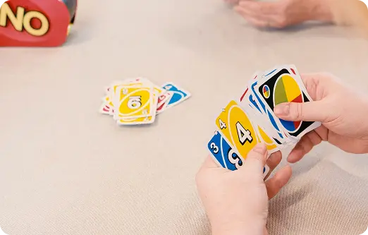 Uno-Kartenspiel als Freizeitaktivität