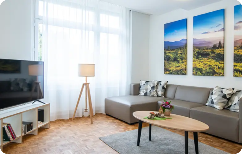 Wohnzimmer mit Sofa und Bildern