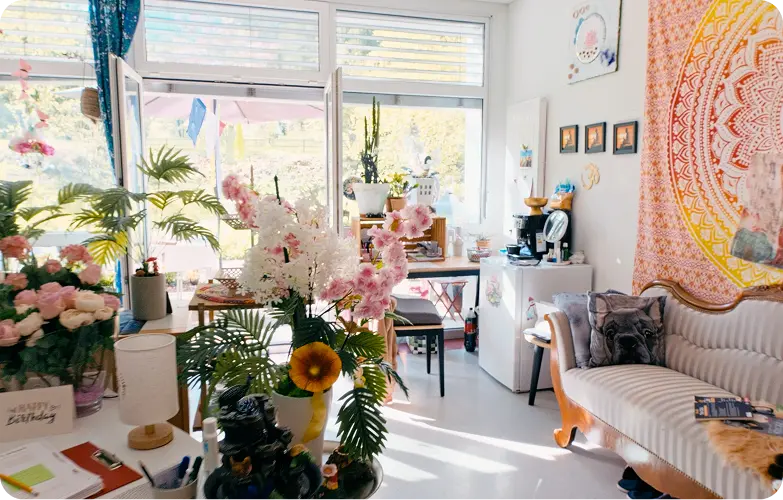 Gemütliches Wohnzimmer mit Pflanzen