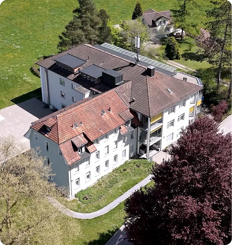 Luftaufnahme des Hauses am Weg von oben