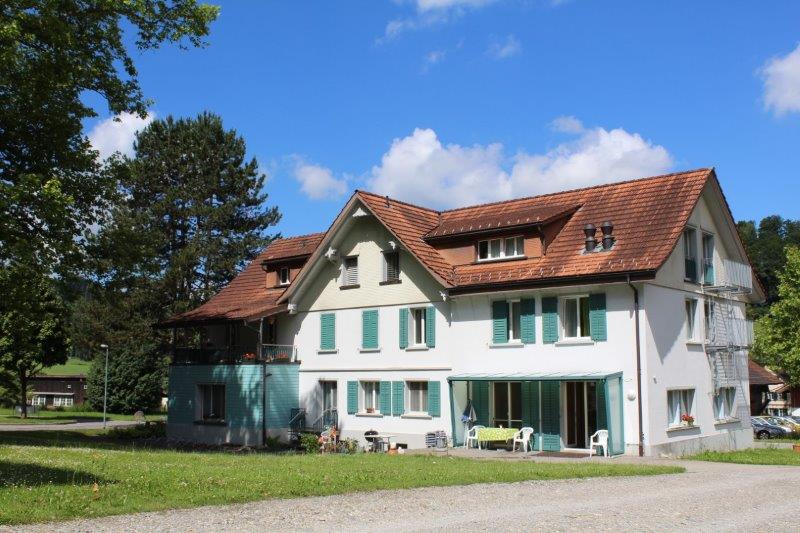 Gebäudeansicht der Murg-Stiftung mit Garten