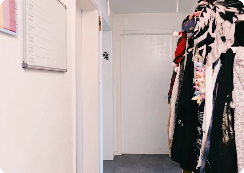 Korridor mit Garderobe in der Aussenwohnung