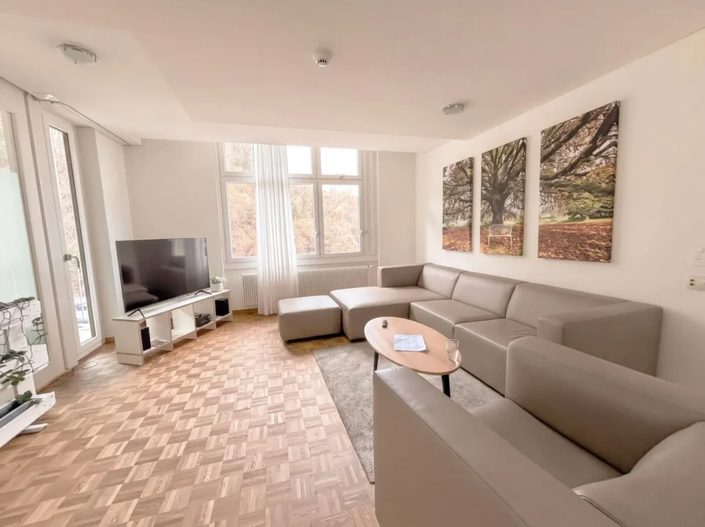 Wohnzimmer mit Sofa und Fernseher im Haus am Weg